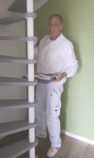 Wouter Fontein, eigenaar van Klusfontein, aan het werk in witte werkkleding