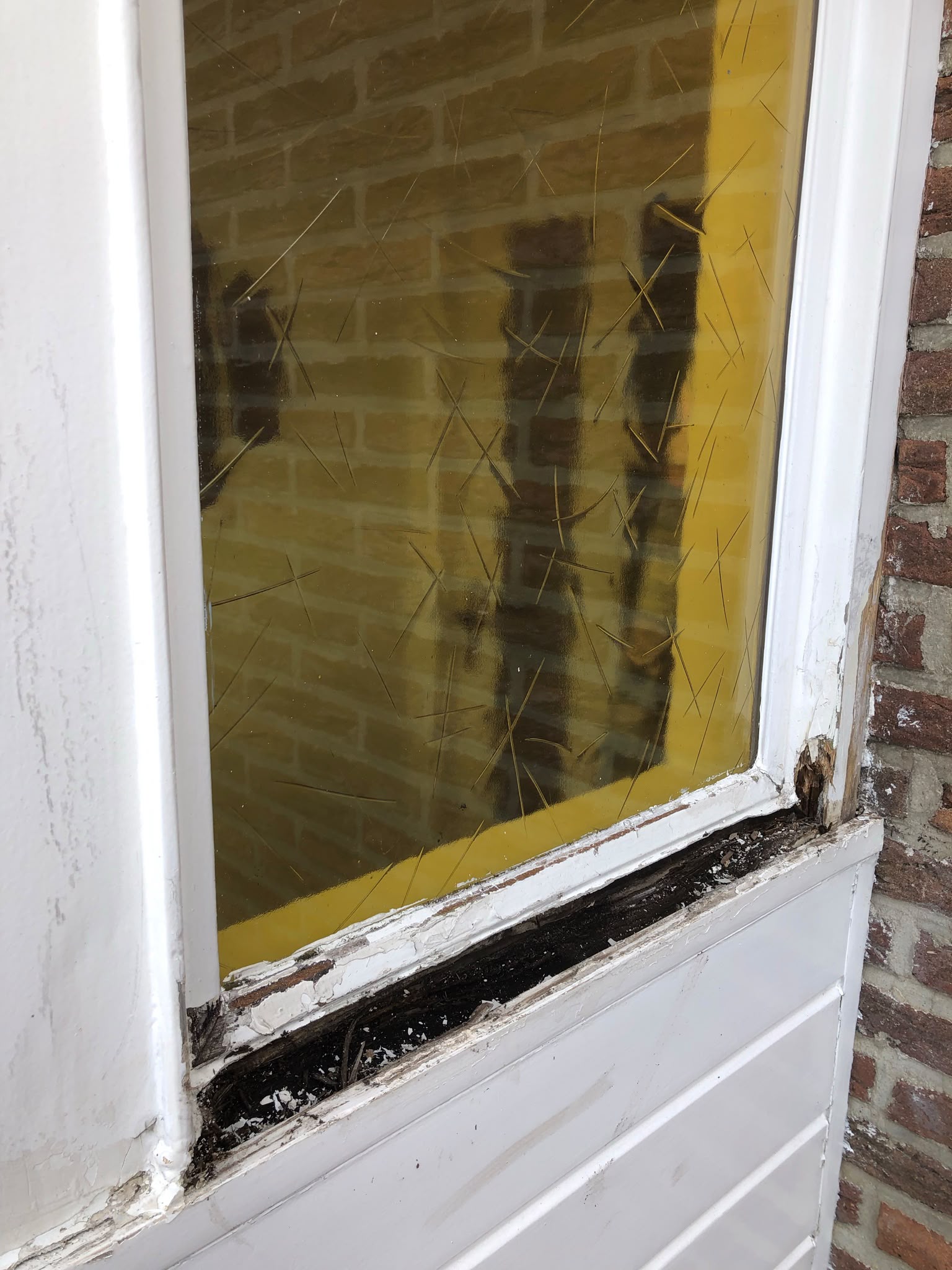 Voorbereidend werk aan buitenkozijn met houtrotreparatie